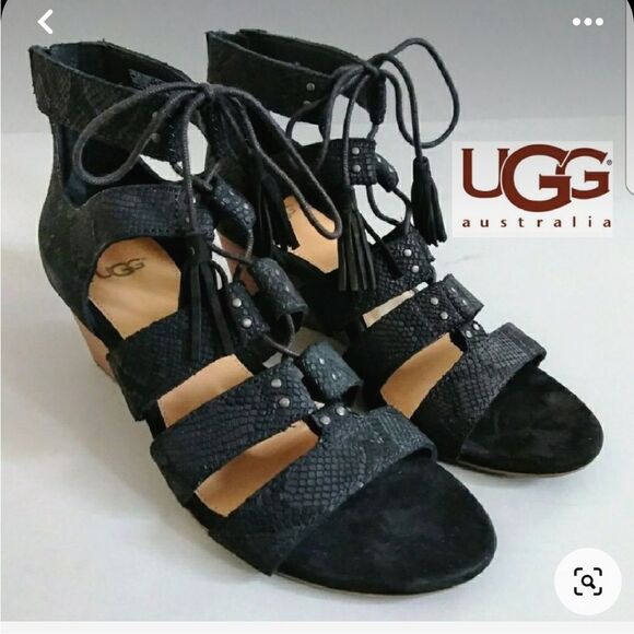UGG Yasmin Snake Wedged Black Leather Sandals Sz 7.5 Fringes Shoelaces Boho - Picture 2 of 12